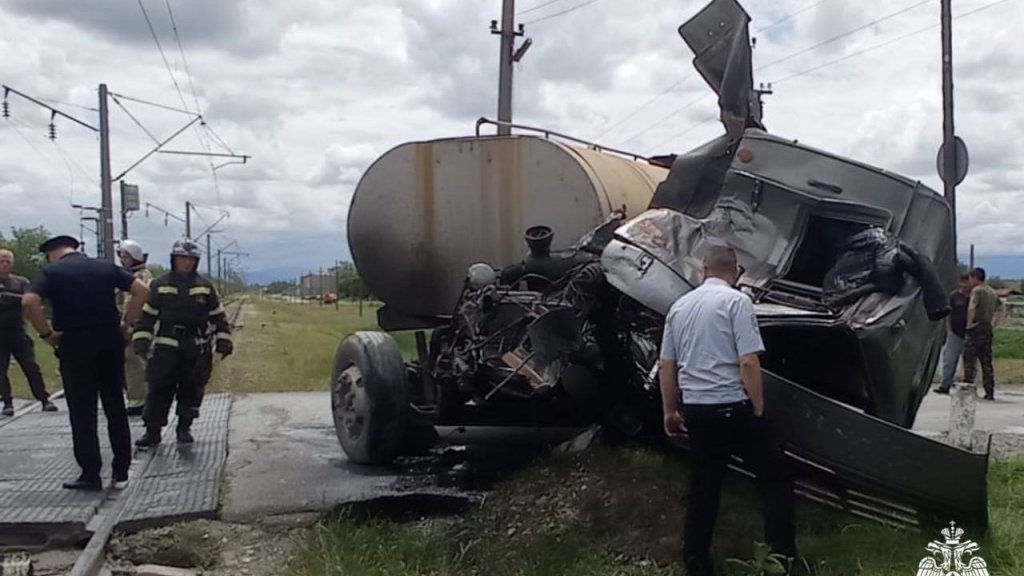 В Беслане на железнодорожном переезде поезд столкнулся с грузовиком
