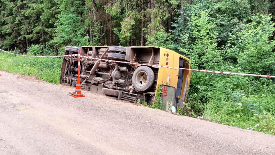 В Новгородской области перевернулся автобус с детьми