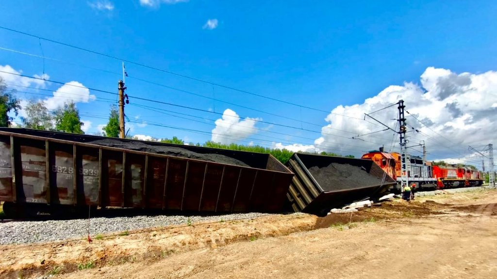 В Новосибирской области тепловой и три вагона сошли с рельсов