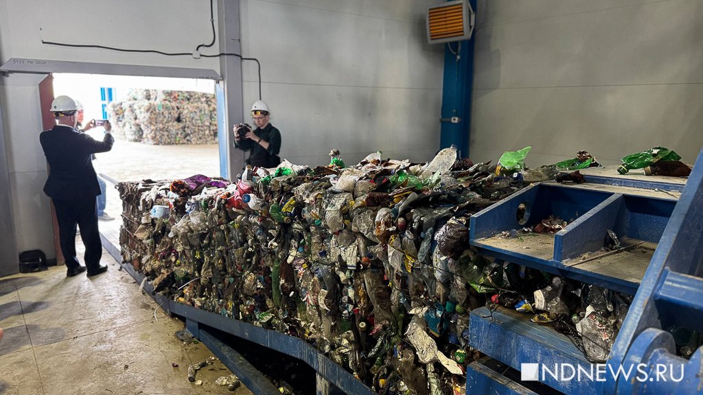 Депутатов и чиновников отправили на сортировку мусора: им понравилось (ФОТО, ВИДЕО)