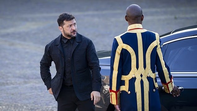 Зеленский переоделся в костюм ради саммита НАТО