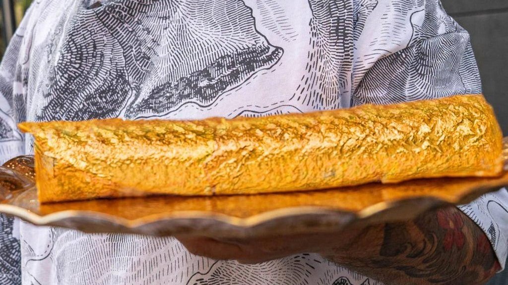 Уральский повар приготовил золотую шаурму