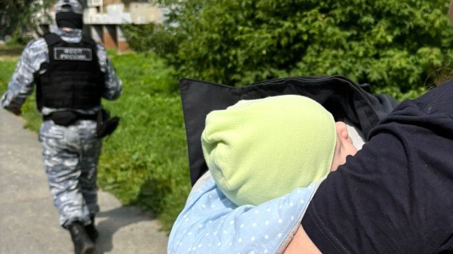 Приставы забрали 8-месячного ребенка из антисанитарных условий