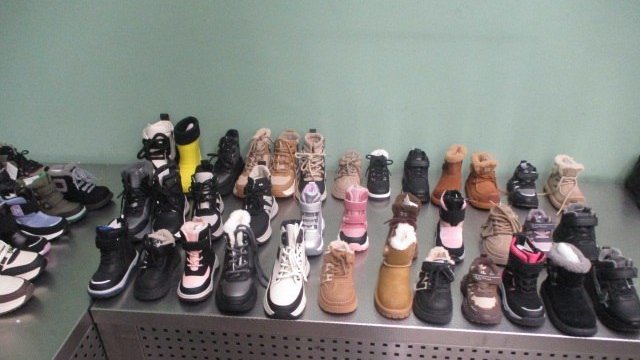 Таможенники Кольцово нашли у пассажира 65 разных ботинок