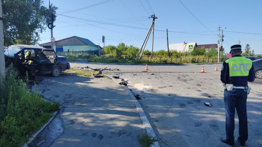 В Реже автохам, летевший на красный, столкнулся с двумя иномарками