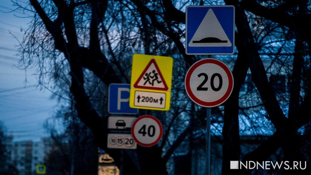 Новый тренд у подростков – «распятие» на дорожных знаках