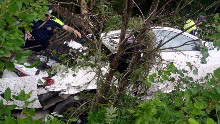 На мокрой трассе разбился водитель, имевший 276 штрафов за нарушение ПДД