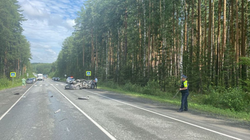 Под Асбестом столкнулись три иномарки, два водителя погибли