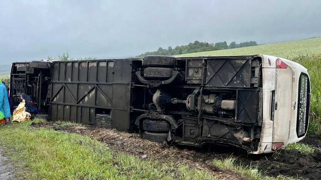 Туристический автобус опрокинулся в Башкирии, есть пострадавшие