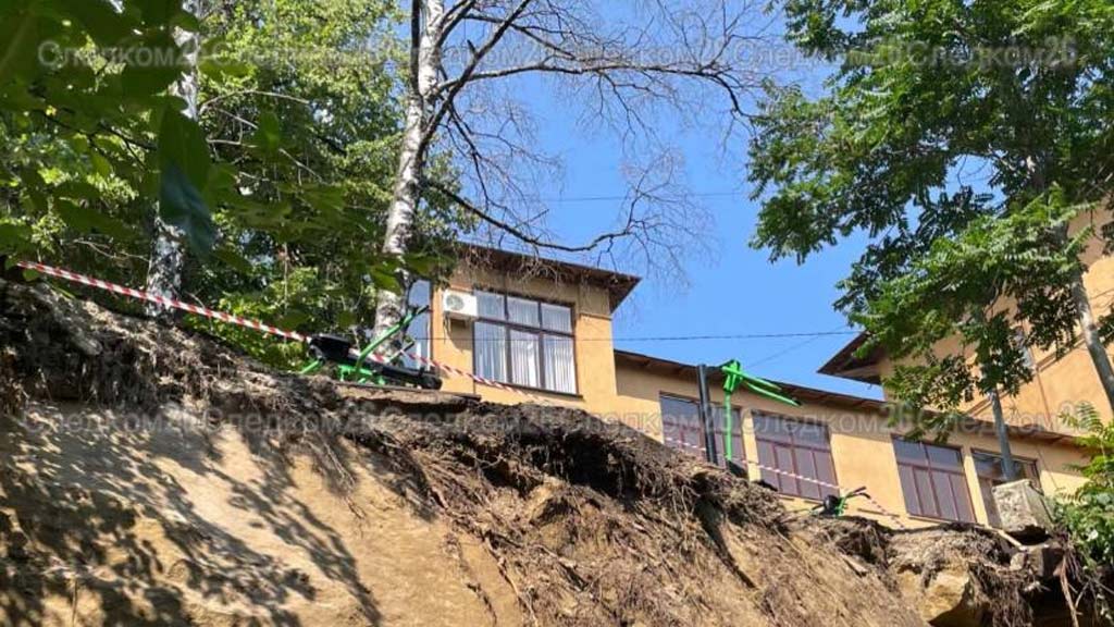 Под обвалом грунта в санатории Кисловодска ищут туриста