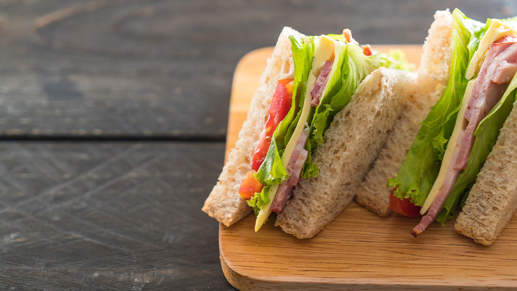 Врач развенчал миф о правиле пяти секунд для упавшего бутерброда