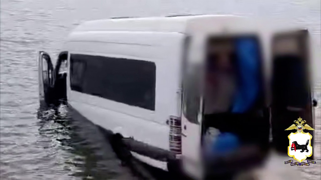 Микроавтобус с туристами скатился в озеро Байкал, есть пострадавшие