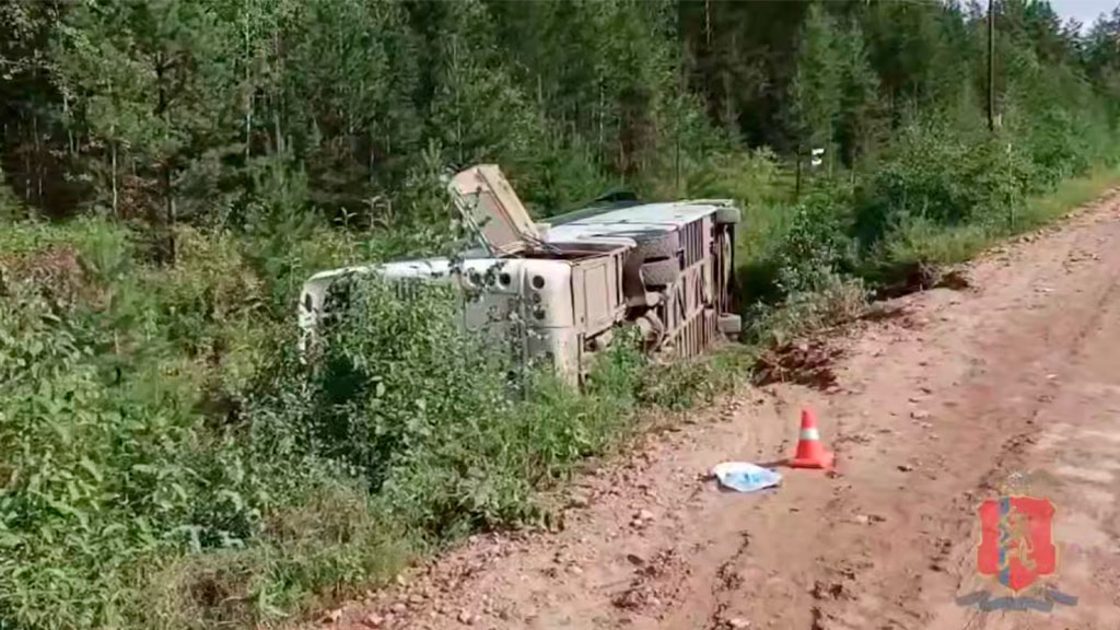 В Красноярском крае пассажирский автобус опрокинулся в кювет