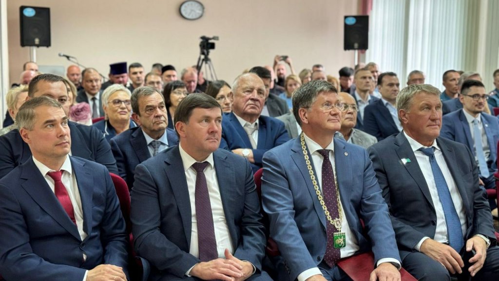 Евгений Писцов в четвертый раз принес присягу мэра Берёзовского