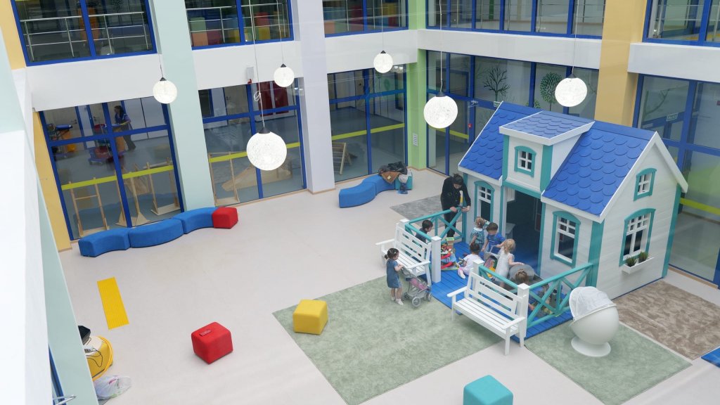 Власти затрудняются назвать сроки ремонта треснувшего детсада «Виниклюзия» в Новом Уренгое