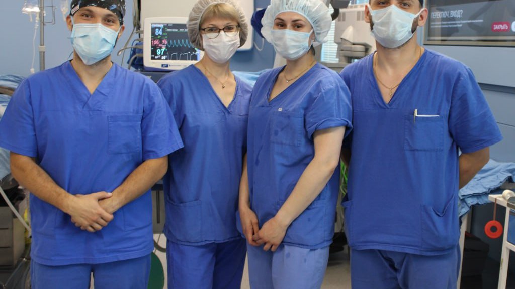 «Клубы дыма» в мозге: врачи спасли 14-летнюю девочку, у которой немели лицо и руки