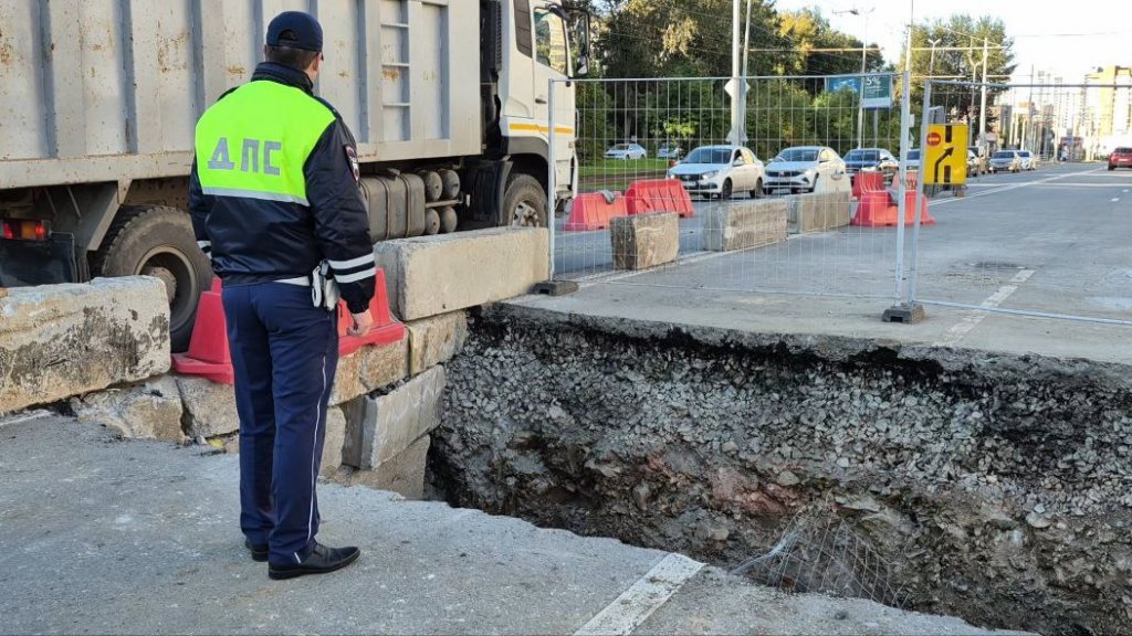 Рано утром в Екатеринбурге разбился байкер: он не заметил строительную яму (ФОТО)