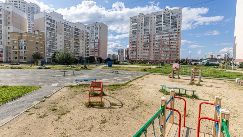 Жильцы с помощью депутата добились бюджетного финансирования дворовой площадки