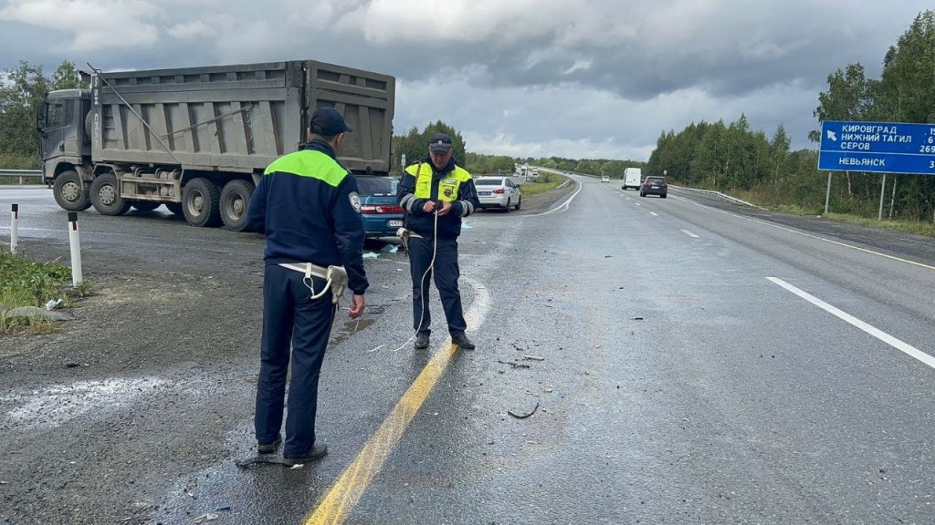 Под Невьянском ВАЗ столкнулся с грузовиком. Пострадали три человека