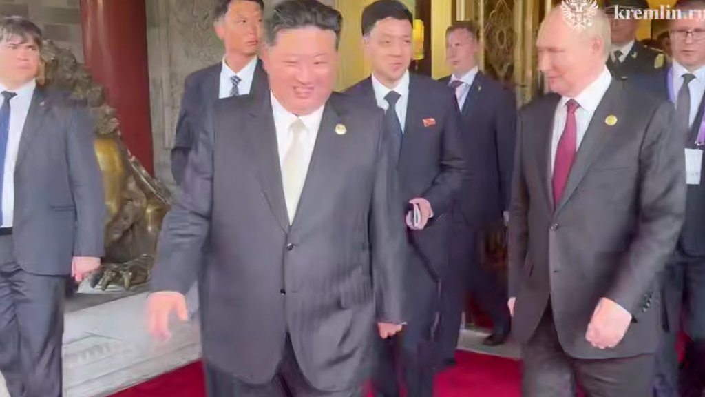 После 2,5 часов беседы Путин пригласил Ким Чен Ына в гости