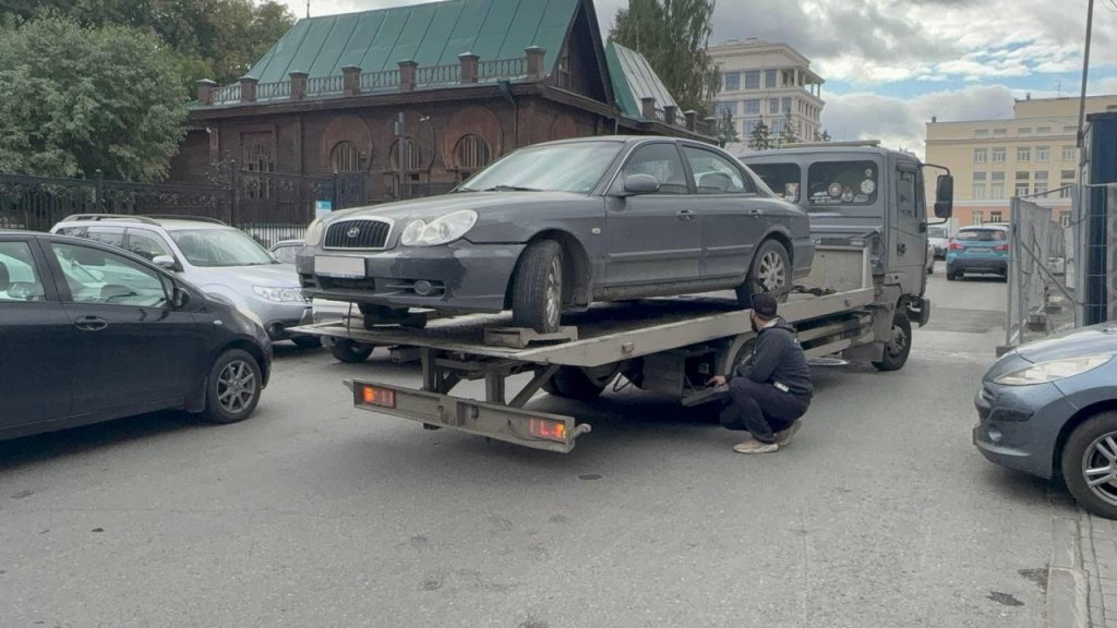 «Из открытого окна торчали ноги». Должник припарковался возле управления приставов и лишился машины