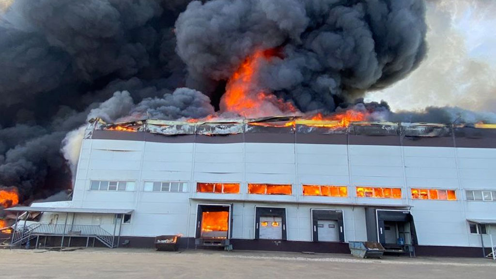 В Подмосковье тушат мощный пожар на складе – огонь охватил 15000 квадратных метров