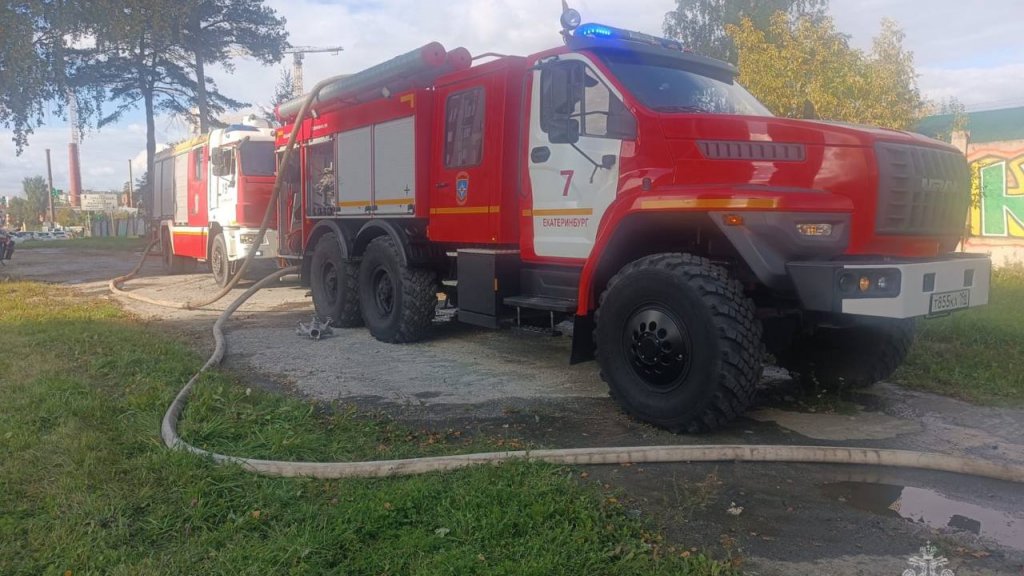 В Екатеринбурге сгорело заброшенное здание на Маневровой