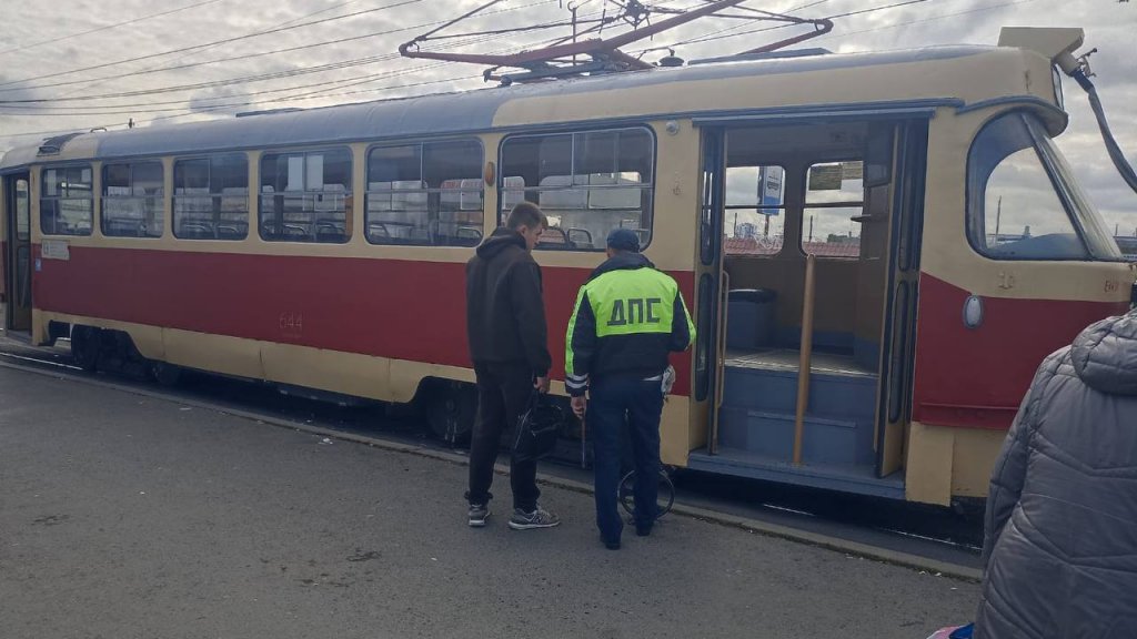 В Екатеринбурге решается судьба пенсионера, которому отрезало ногу трамваем