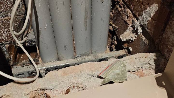 В элитной новостройке переполох: нашли закладку в шкафу для интернета (ФОТО)