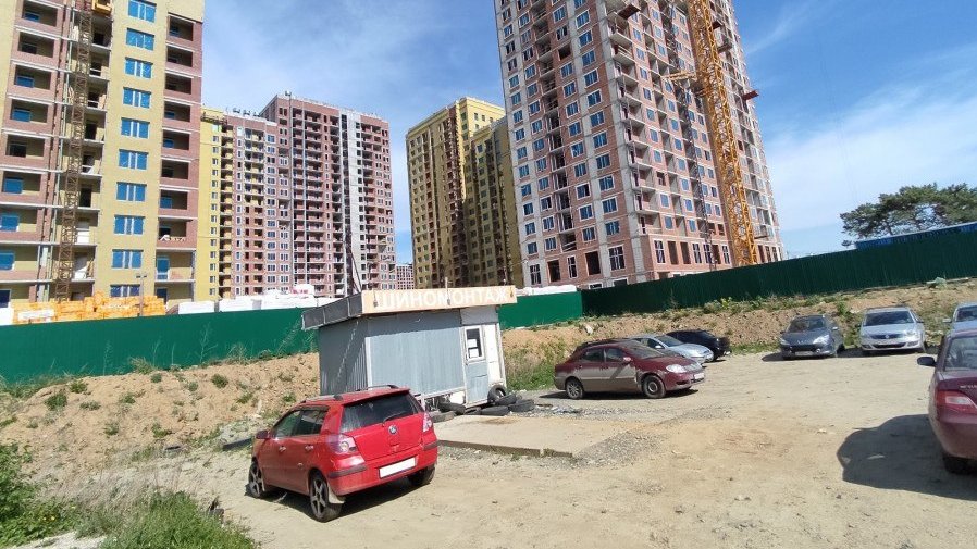 В Академическом снесли незаконную шиномонтажку