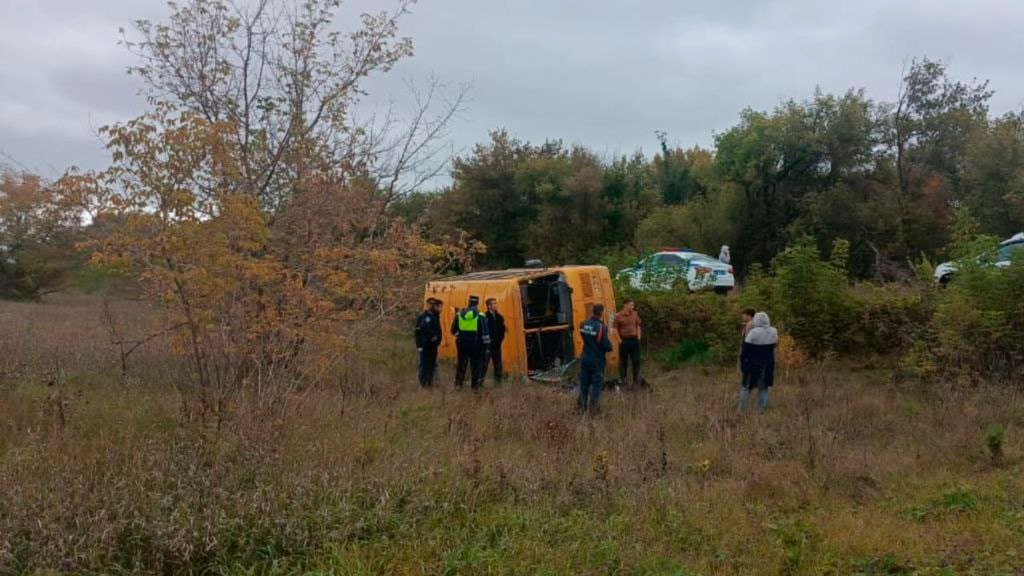 В Башкирии перевернулся школьный автобус