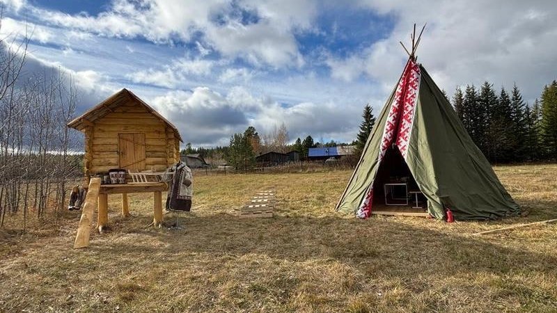 Возле ивдельской школы построили мансийский чум (ФОТО)