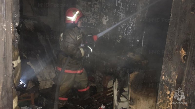 Под Невьянском мужчина выпрыгнул из окна горящей квартиры и выжил