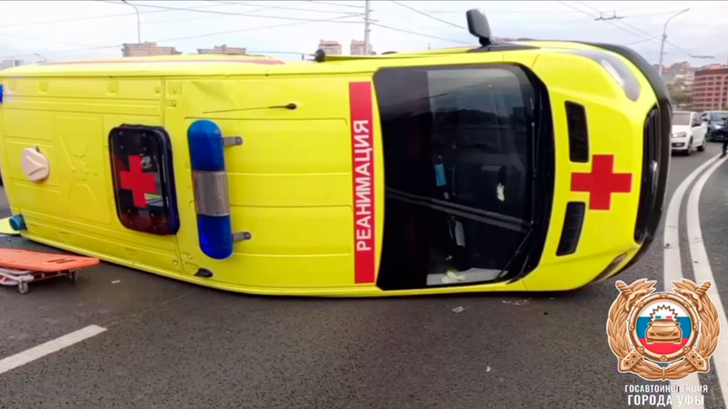 В Уфе опрокинулась машина скорой помощи с пациентом внутри