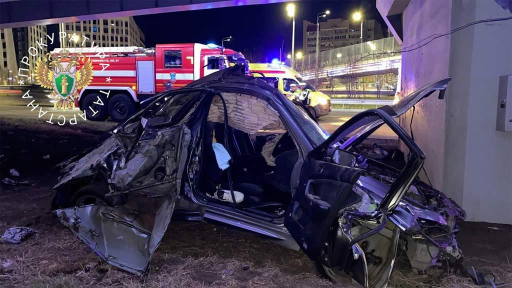 Угробила троих: автоледи на иномарке врезалась в бетонную опору в Казани