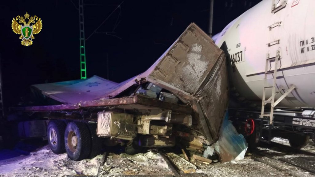 В Бурятии поезд протаранил грузовик на железнодорожном переезде