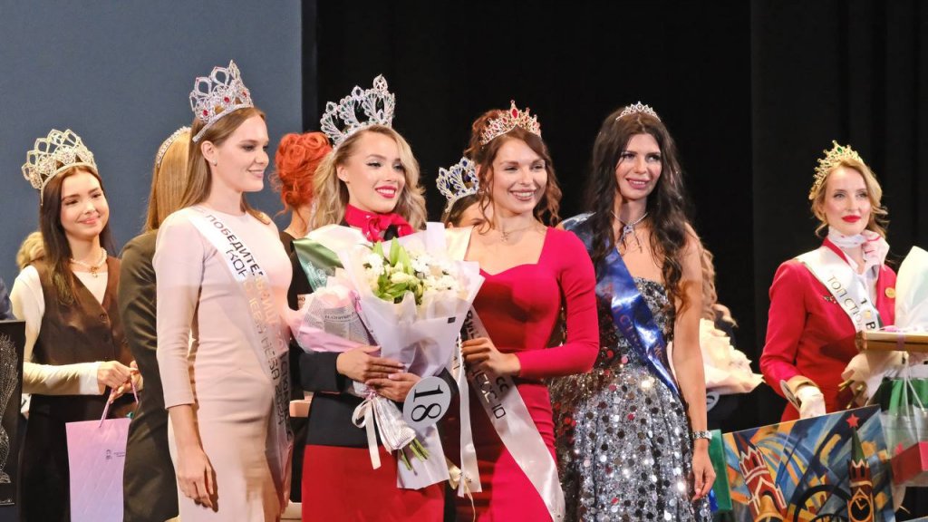 Самая красивая стюардесса работает в «Уральских авиалиниях»