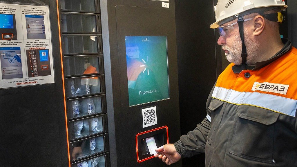 На уральских предприятиях появились автоматы для выдачи средств индивидуальной защиты
