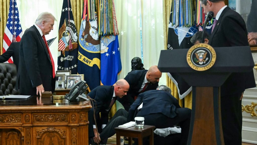 В кабинете Трампа мужчина упал в обморок