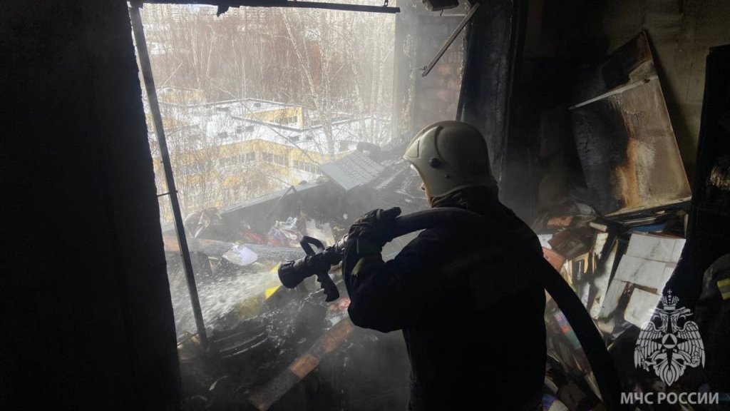 40 человек эвакуировались при пожаре в жилом доме на Уралмаше