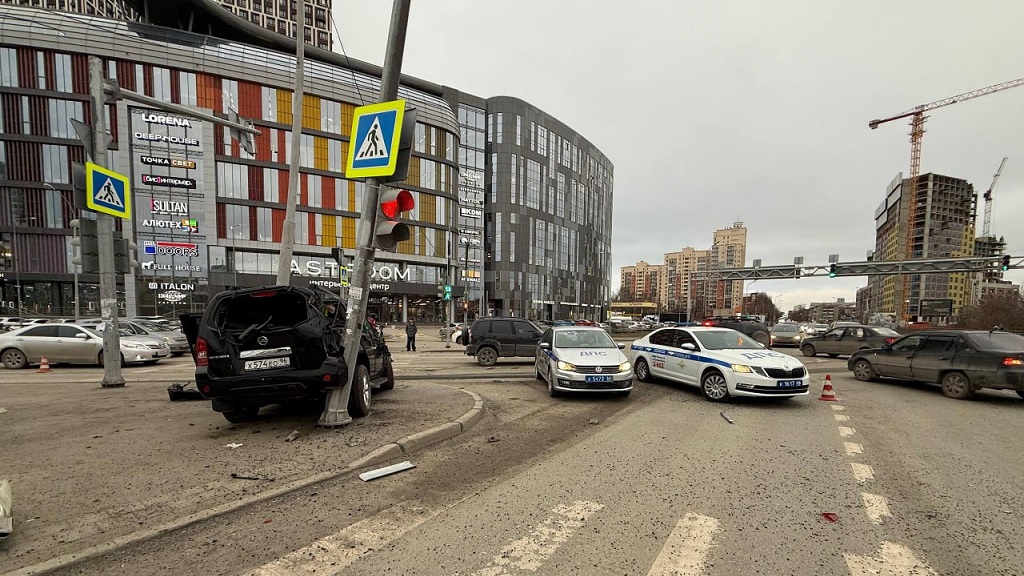 В Екатеринбурге погиб водитель, которому стало плохо за рулем (ФОТО)