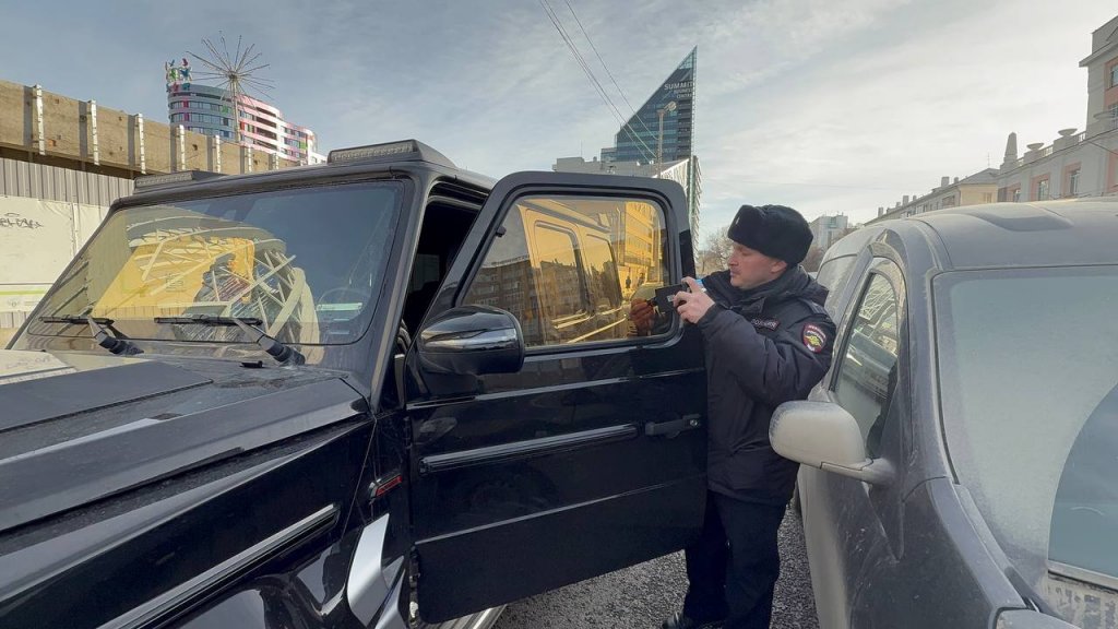 В Екатеринбурге гаишники сняли тонировку с двух «геликов» (ФОТО)