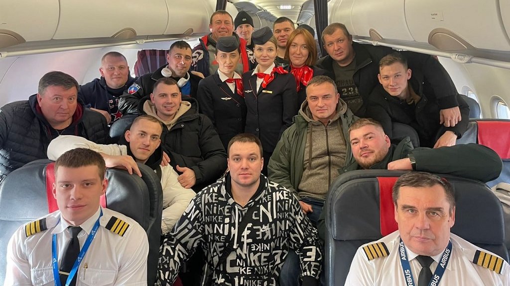 «Уральские авиалинии» доставили в Петербург хоккейную команду ветеранов СВО (ФОТО)