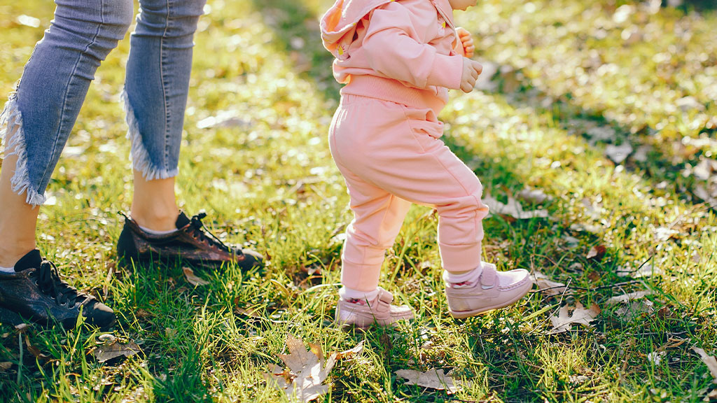 «Ходунки обманывают природу»: врач назвал безопасные альтернативы для первых шагов