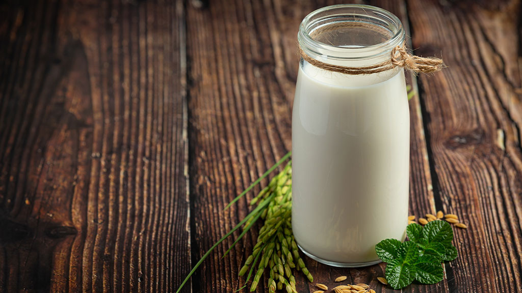 Врач рассказал, когда и с чем пить кефир для максимальной пользы