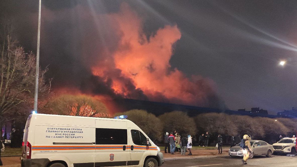 В Петербурге произошел крупный пожар в здании рынка, один человек пострадал
