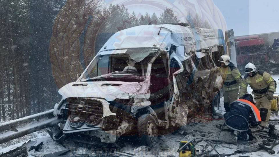 Маршрутка попала в ДТП в Татарстане: два человека погибли и 12 пострадали