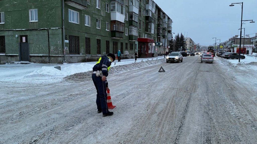 В Полевском машина сбила подростка, перебегавшего дорогу