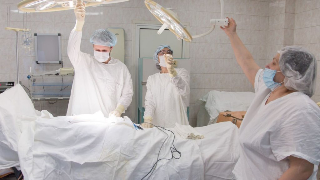 Врачи спасли курьера, который надорвался