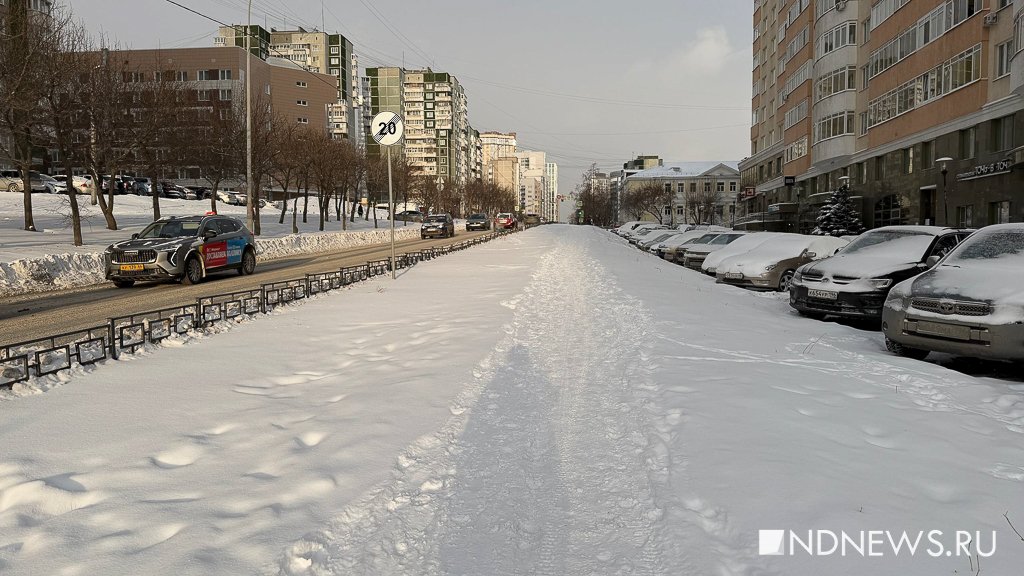 «Как в деревне»: горожане жалуются на нечищенные дороги в центре (ФОТО)